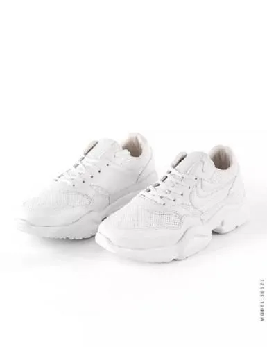 9-مدل-کفش-ورزشی-زنانه-سفید-(2024)