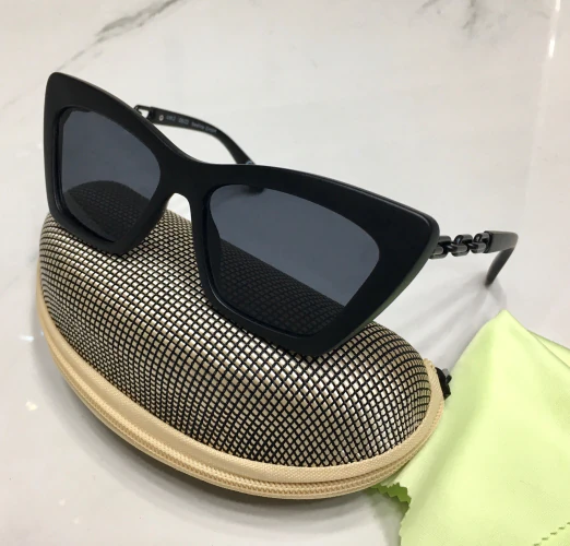 عینک-زنانه-گربه-ای