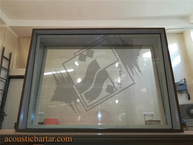 طراحی-فروش-و-نصب-شیشه-ویزور-استودیو-صدابرداری