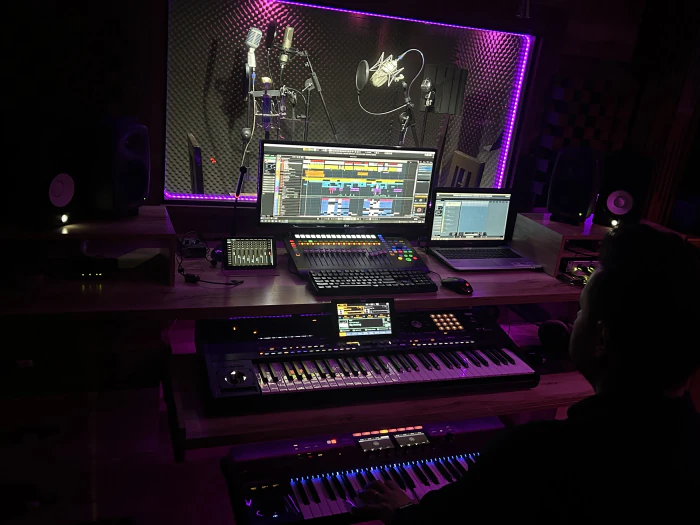 اولین-و-مجهزترین-استودیو-ضبط-و-آهنگسازی-سرود