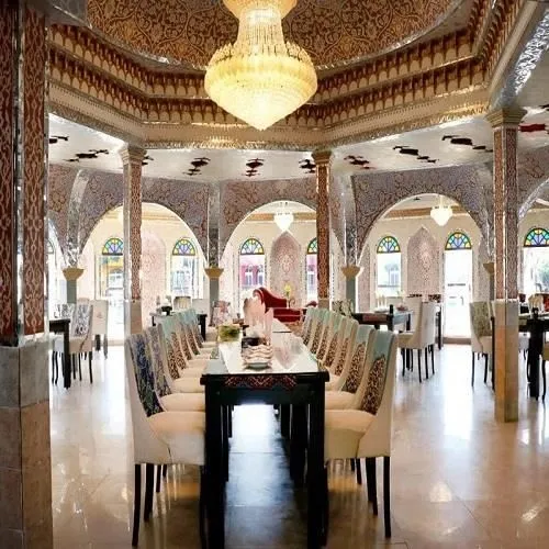رستوران-نگارستان-در-ملک-شهر